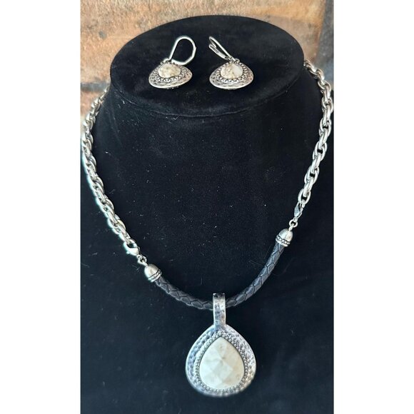 Premier Designs Necklace & Reversible Earrings Set: Versatile Jewelry for Every - Picture 2 of 10